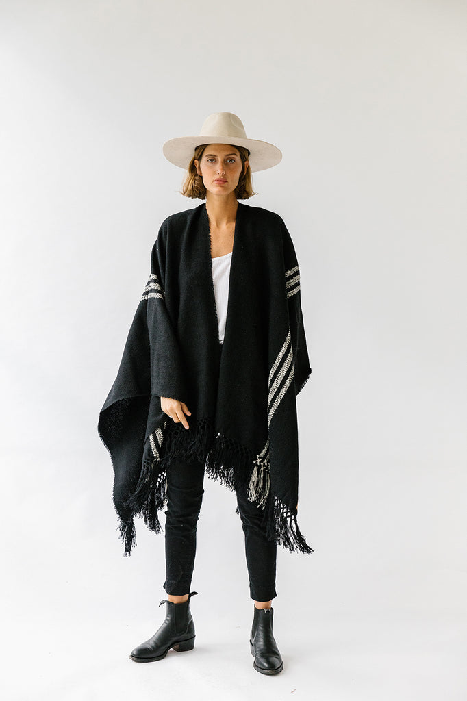 Pampa Andes Poncho | White on black