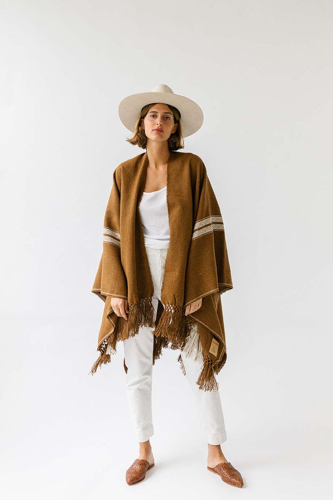 Pampa Andes Poncho | White on Tobacco