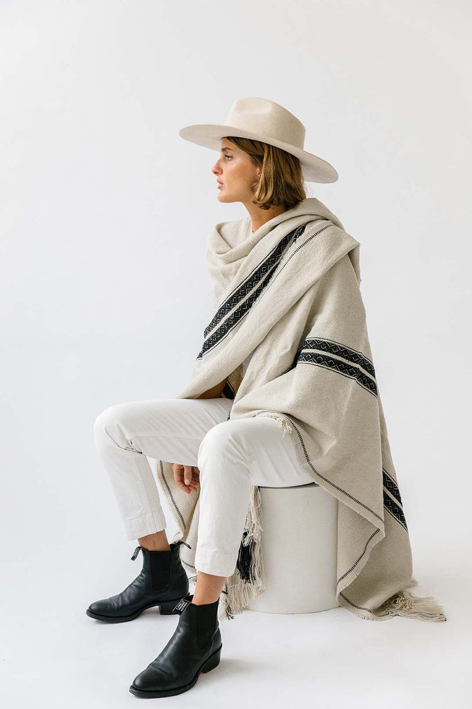 Pampa Andes Poncho | Black on white